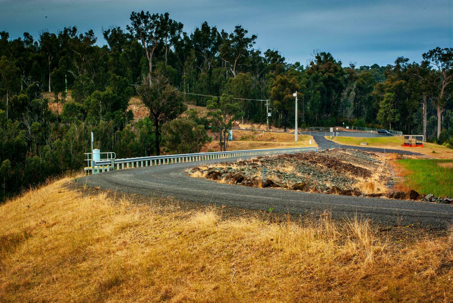 enrolamento estrada por aí barragem foto