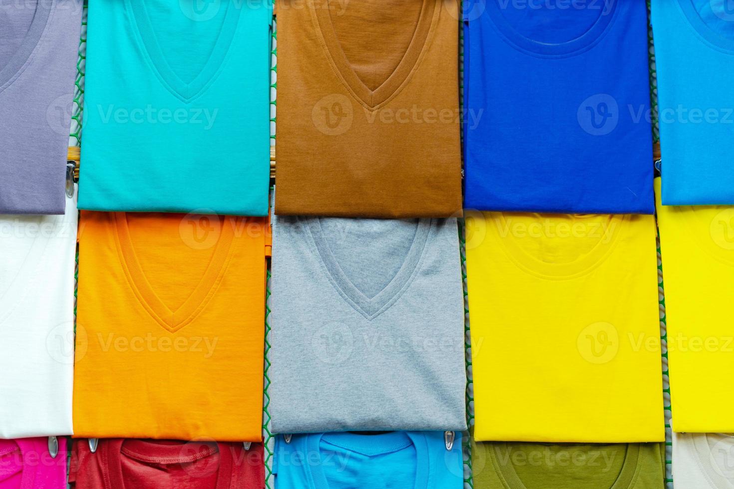 close up de camisetas coloridas em cabides foto