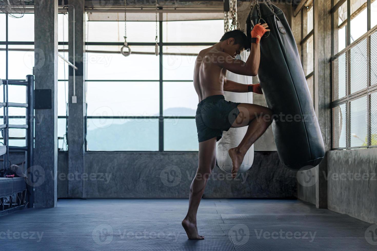 lutador está praticando academia de boxe, boxe tailandês, artes marciais foto