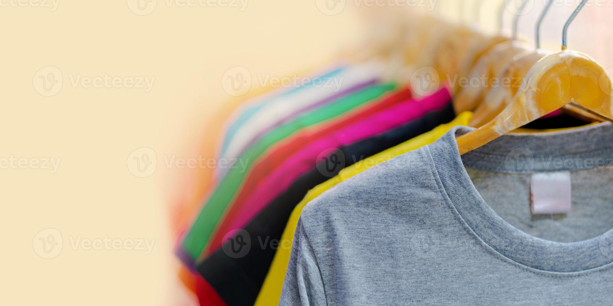 close up de camisetas coloridas em cabides foto