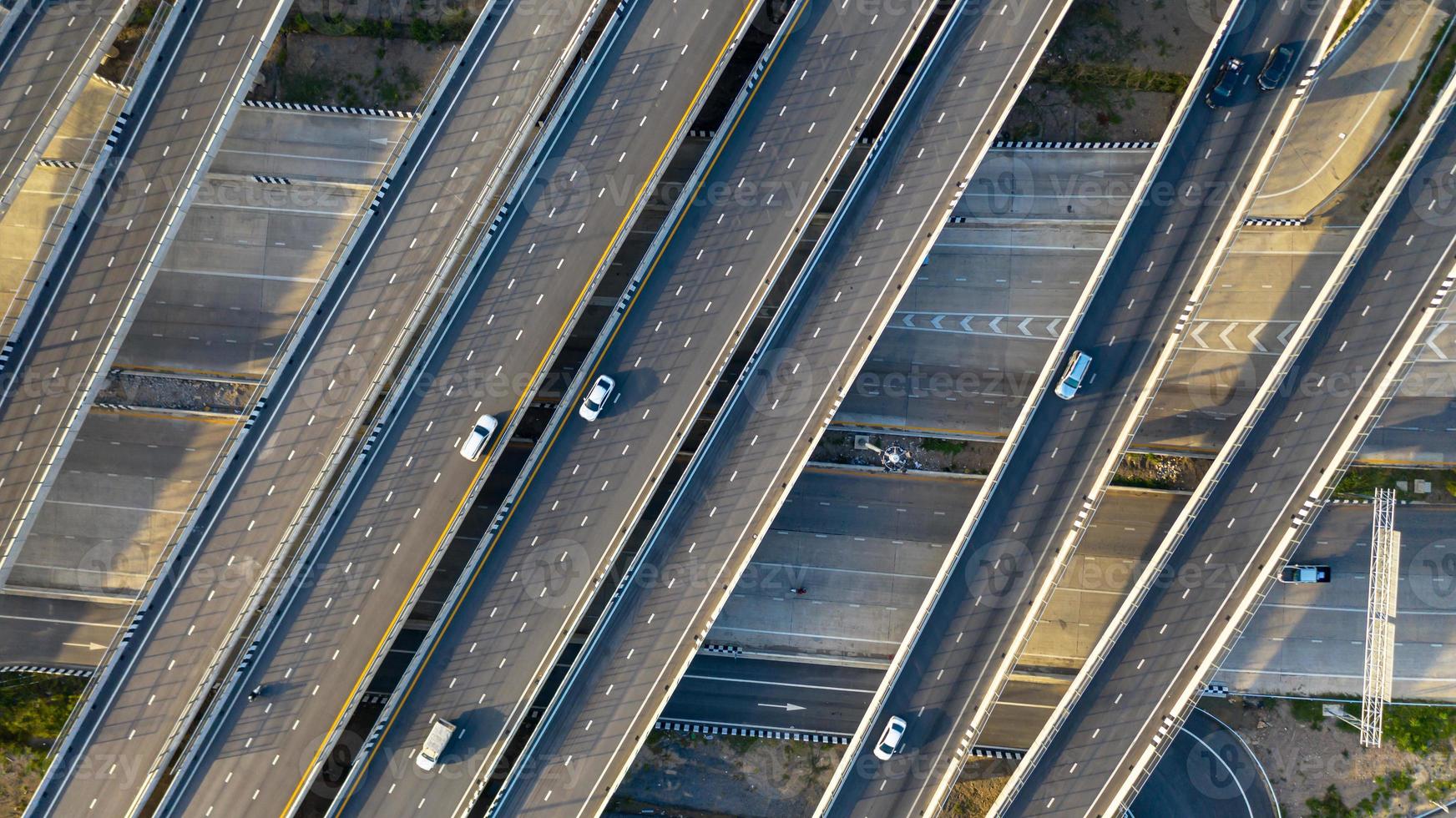 vista aérea superior da rodovia, estrada de junção da cidade de transporte com carro na interseção cruzada filmado por drone foto