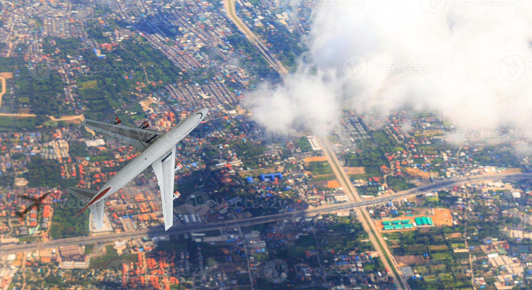 vista aérea superior de um avião sobrevoando a cidade, vista de cima foto