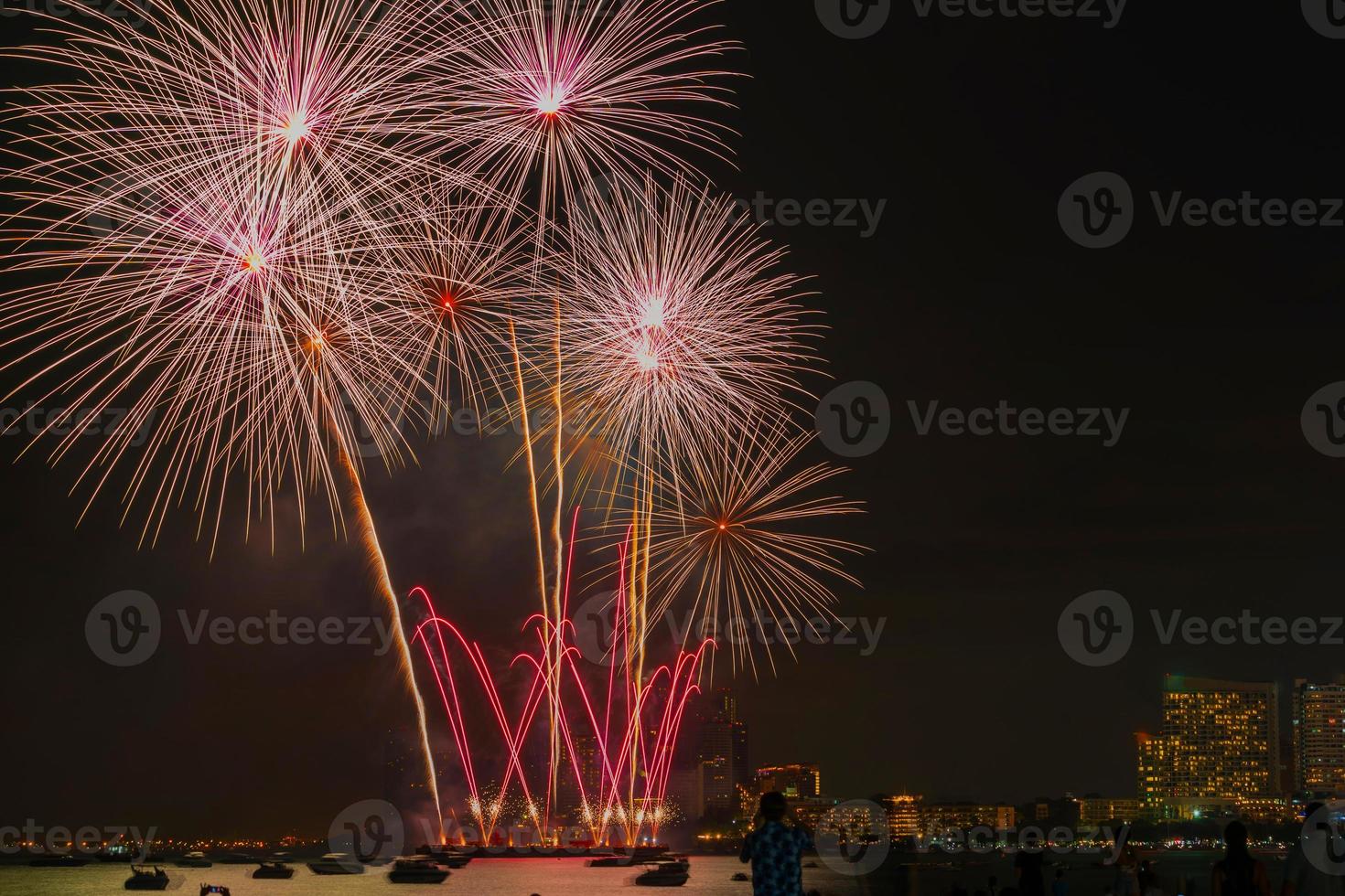 lindo brilho de luz no céu com fogos de artifício à noite foto