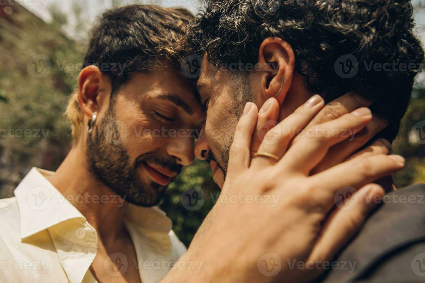 feliz gay casal se beijando dentro a parque. lgbt gay casal conceito. foto