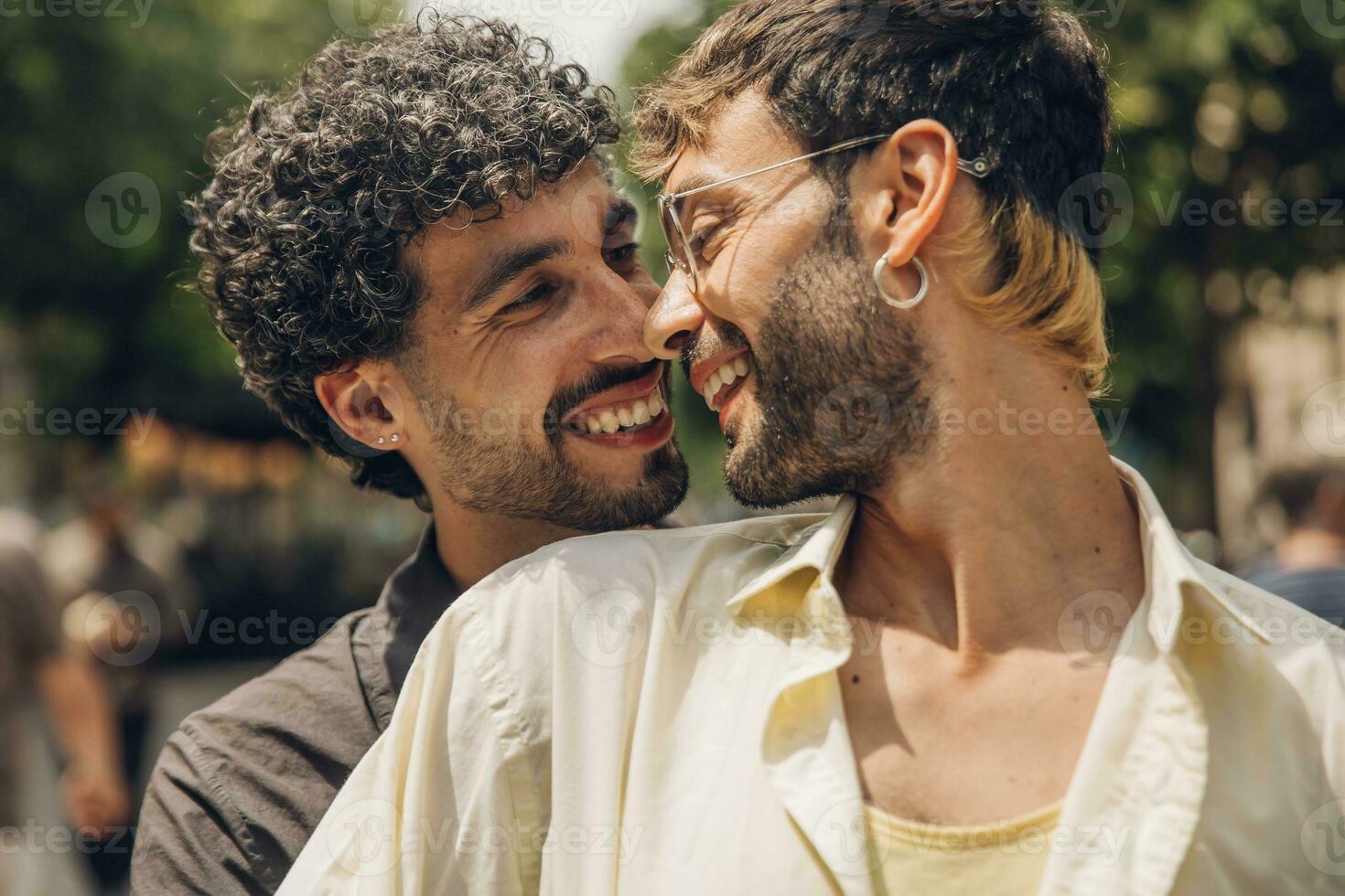 feliz gay casal se beijando dentro a parque. lgbt gay casal conceito. foto