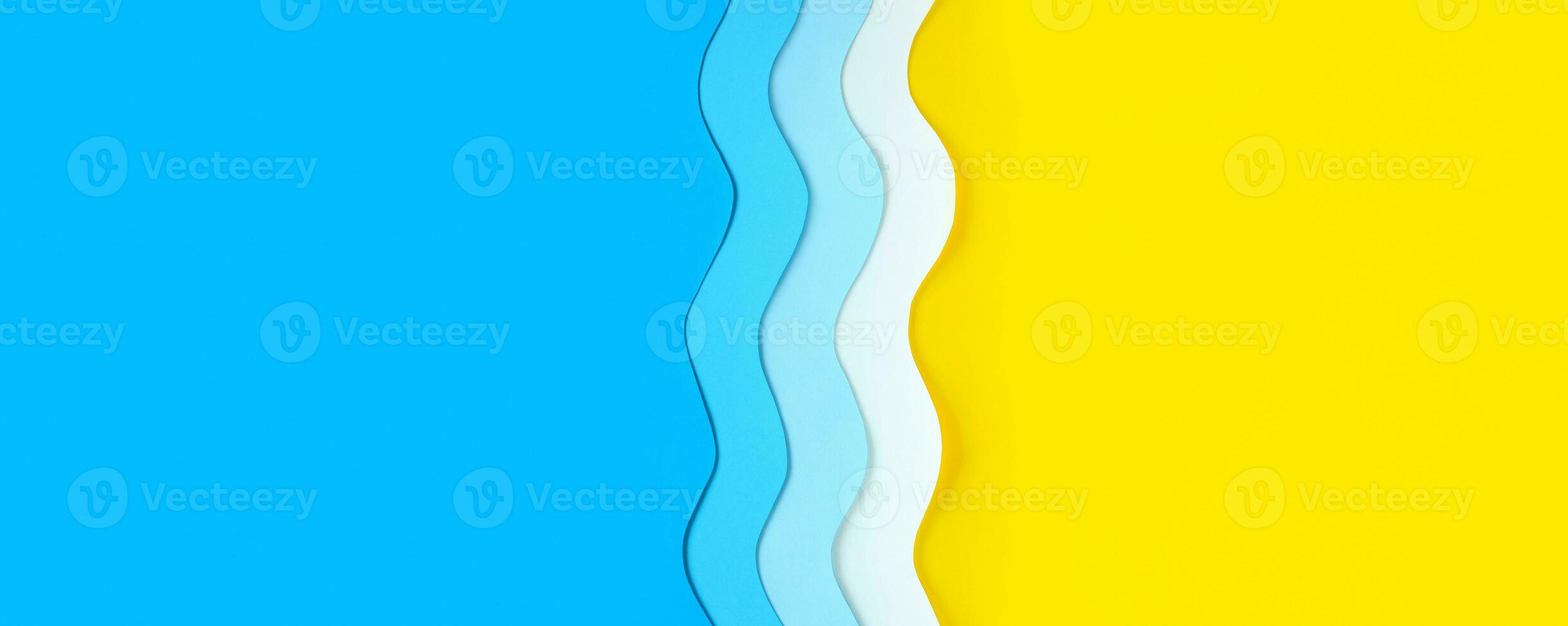 beira-mar verão grandes bandeira com Lugar, colocar para texto. papel cortar azul ondas em esquerda e amarelo de praia areia em certo. relaxamento e Diversão em mar recorrer período de férias. a oceano costa fundo, dividido dentro metade. foto