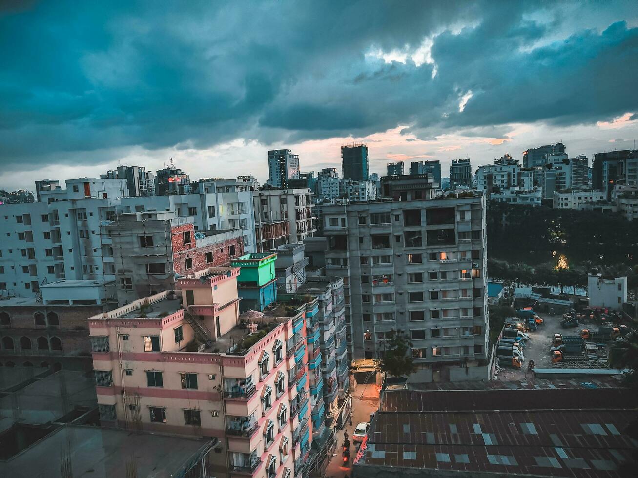 uma pássaro olho Visão do dhaka às crepúsculo foto