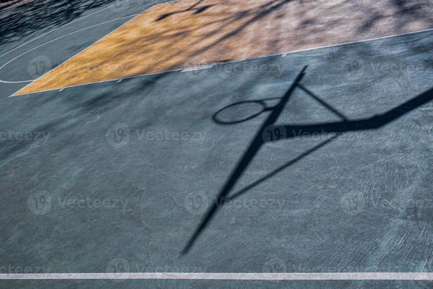 sombras da cesta de basquete de rua na quadra foto