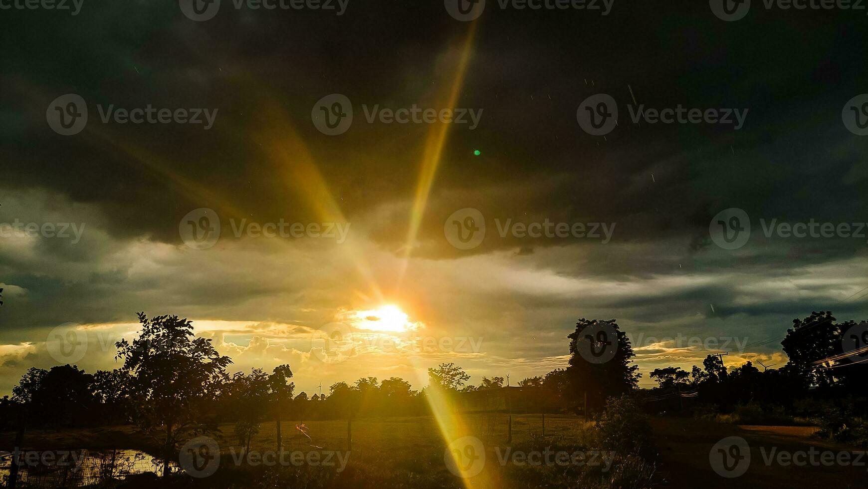 a luz a partir de a configuração Sol brilhou a partir de a nuvens. foto