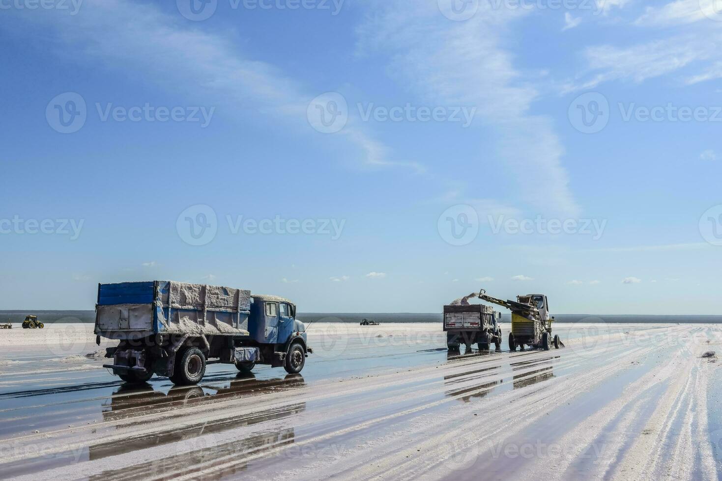 uma caminhão é dirigindo em uma sal plano foto