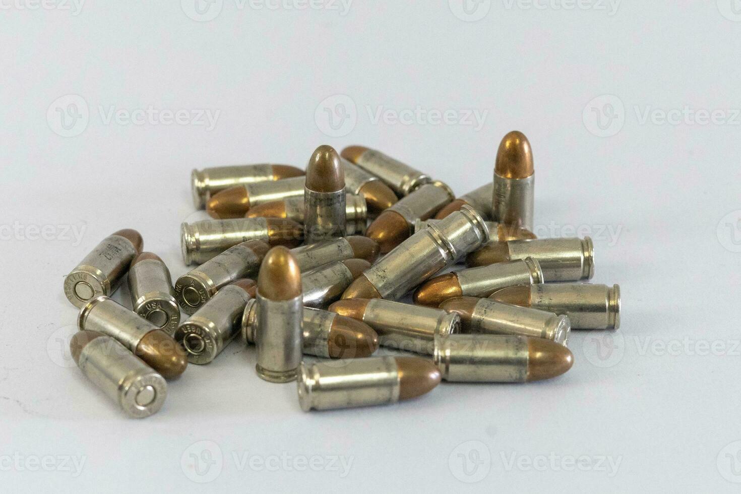 pilha do dourado 9mm pistola balas em uma branco fundo foto