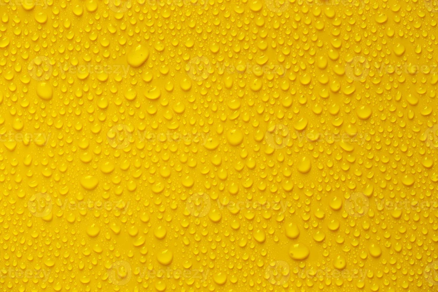 chuva ou gotas de água em fundo amarelo foto