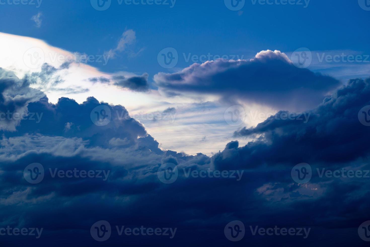 O fenômeno de difração de iridescência de nuvem produz cores muito vivas e faz a nuvem brilhar como uma coroa foto