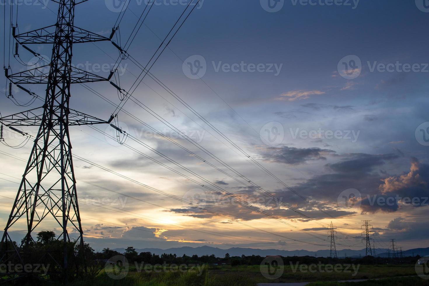 lindo céu à noite e postes de eletricidade de alta tensão foto