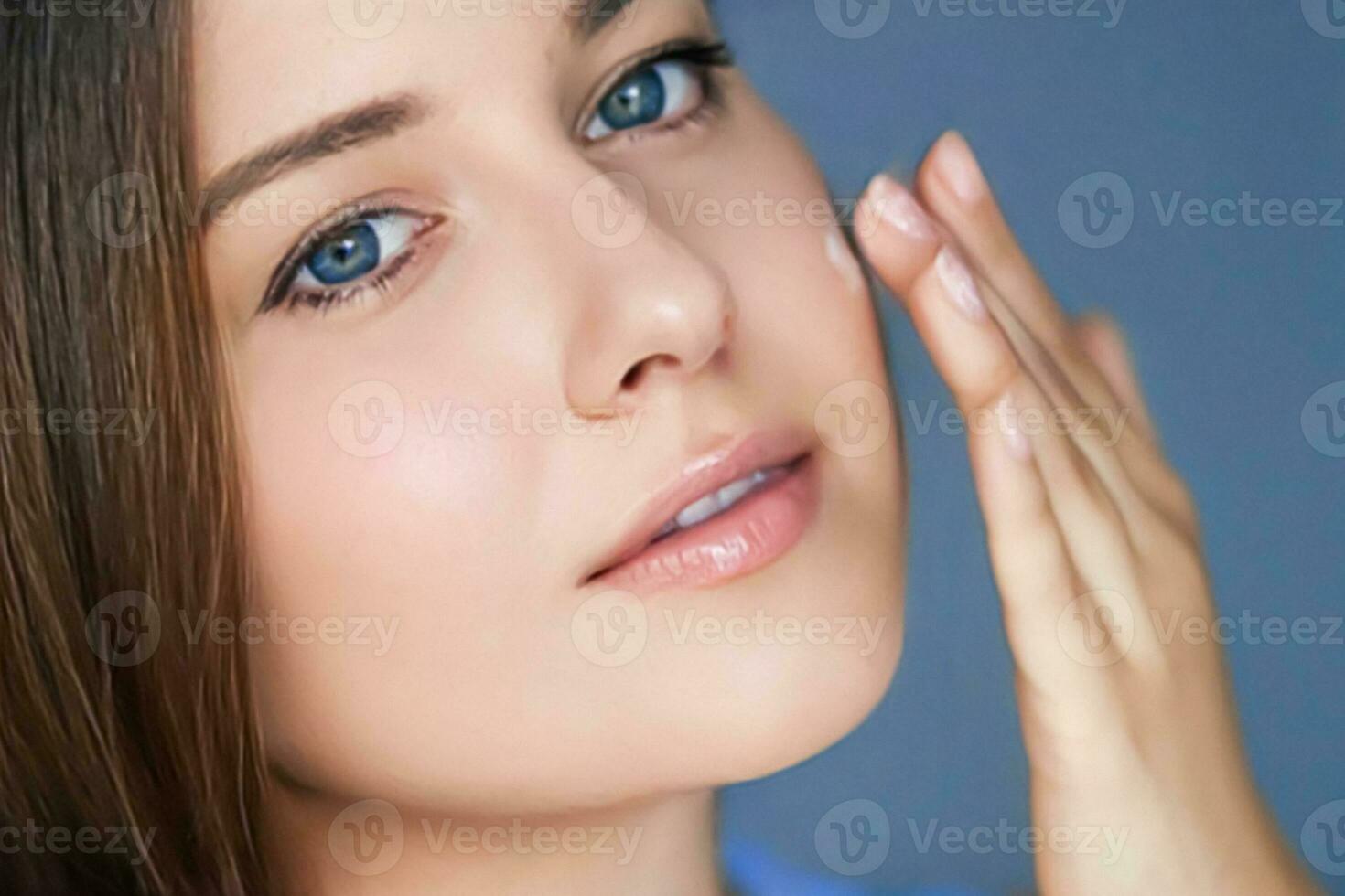 beleza, cuidados com a pele e Cosmético produtos, mulher aplicando anti-envelhecimento face creme em dela pele foto