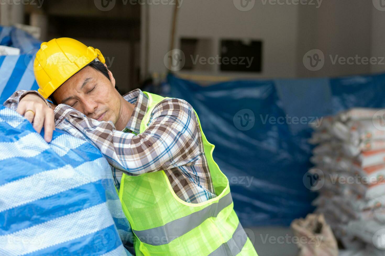 construção trabalhador com branco segurança capacete levar uma sesta Porque tão estão cansado a partir de trabalhando dentro a quente Sol em construção site, dormindo durante trabalhar, dormir às ambiente de trabalho, sobre Tempo funcionário. cópia de espaço foto