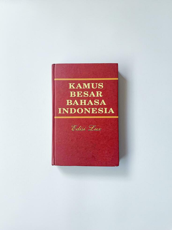 Yogyakarta, Indonésia, 26 jan 2023 - uma fotografia do uma ampla indonésio dicionário livro com uma vermelho cobrir. foto
