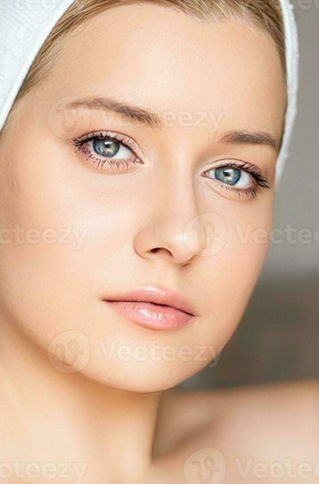 pele Cuidado e beleza rotina, lindo mulher com branco toalha embrulhado por aí cabeça, cuidados com a pele cosméticos e face cosmetologia foto