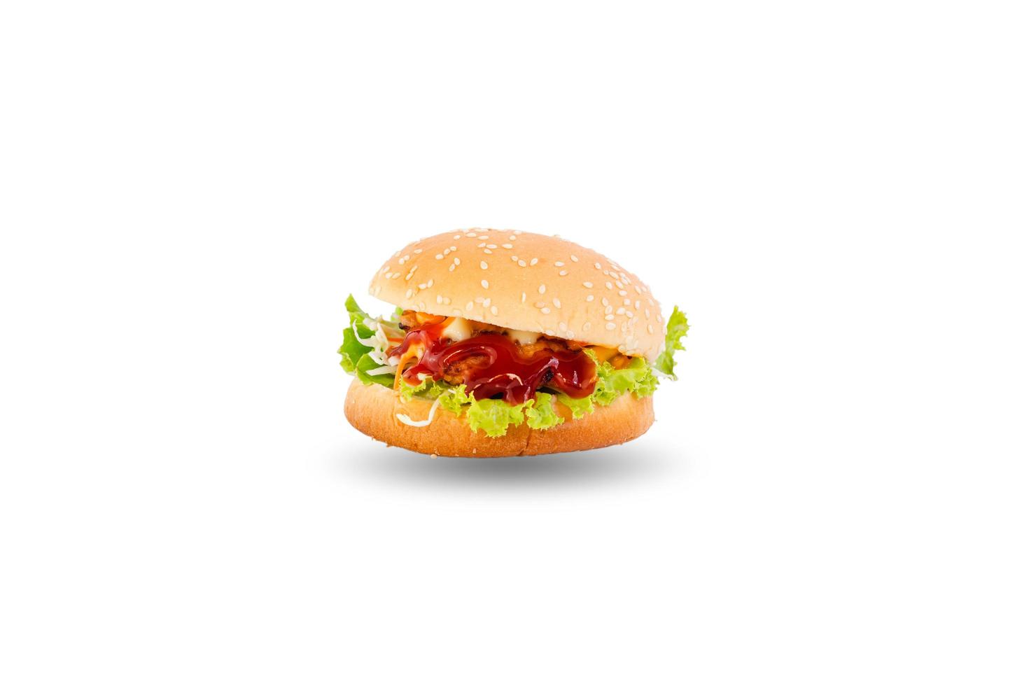 hambúrguer de frango com vegetais isolados no fundo branco foto