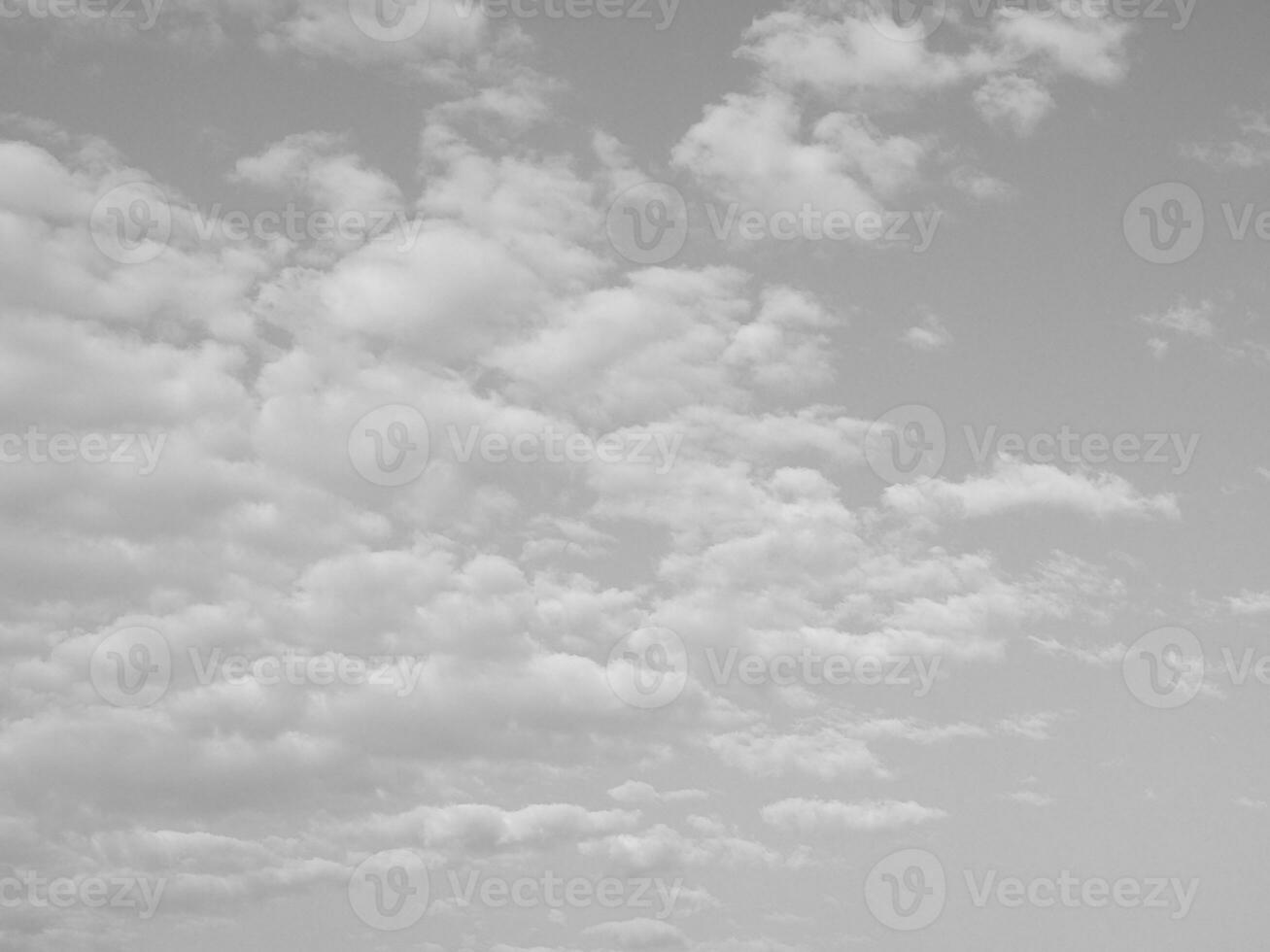 céu com nuvens fundo dentro Preto e branco foto