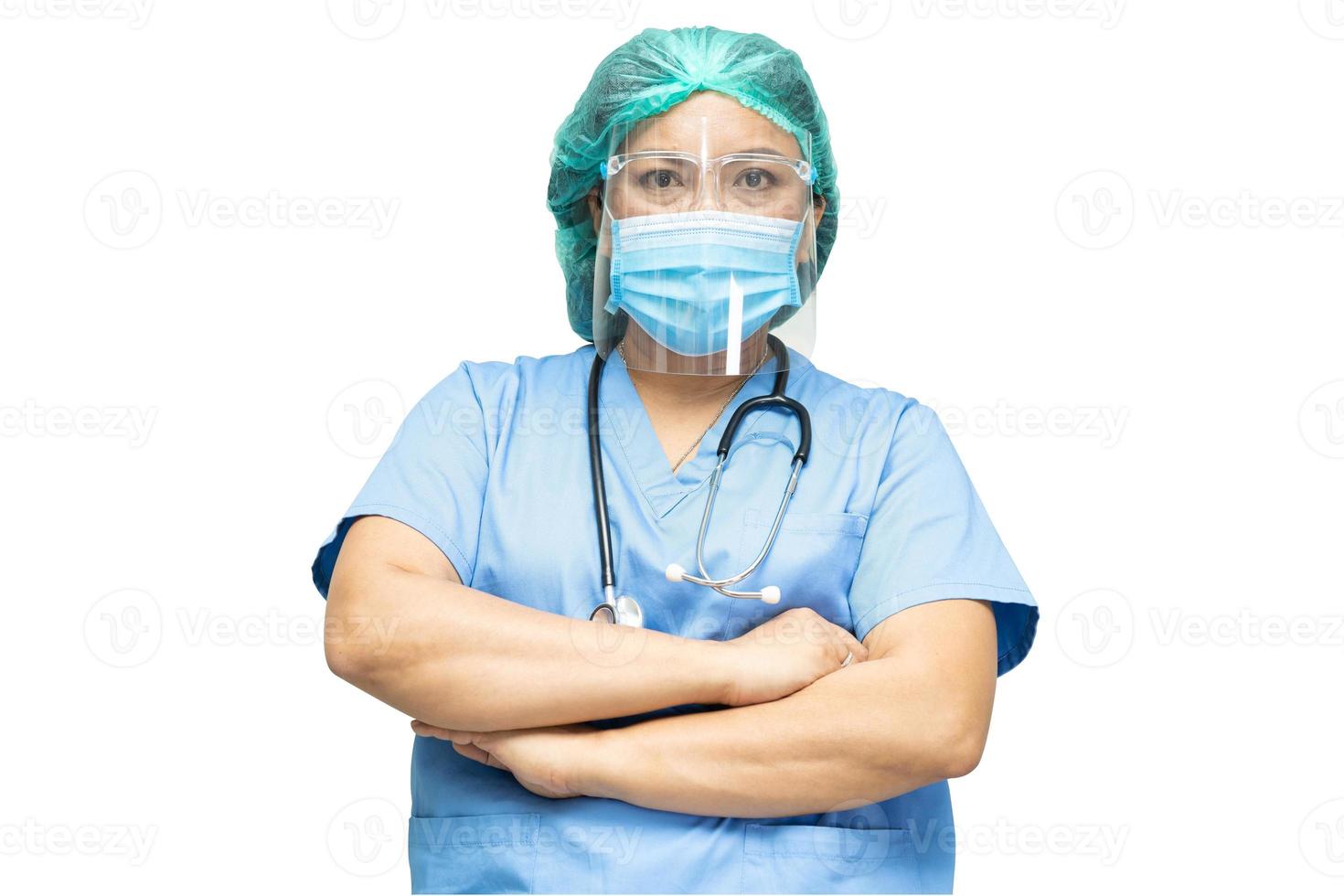 médico vestindo suíte ppe com máscara e protetor facial com estetoscópio sobre fundo branco foto