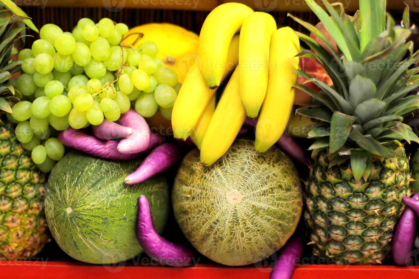 variedade de frutas tropicais em vitrine foto