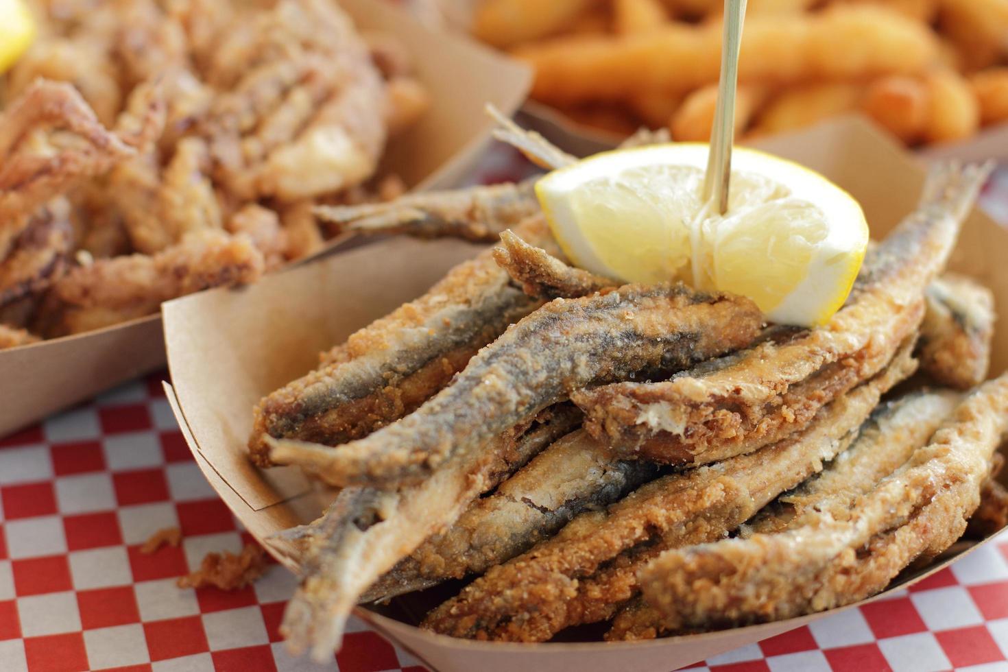 anchovas fritas típicas da espanha pescadito frito foto