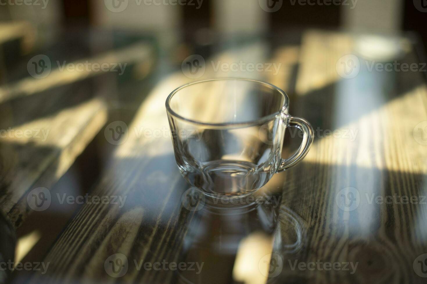 esvaziar copo em mesa. transparente vidro copo. pratos em mesa. foto