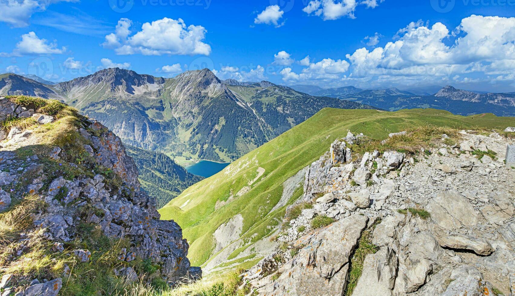 panorâmico Visão sobre a montanhas em a três lagos rota dentro a tannheimer valei n verão foto