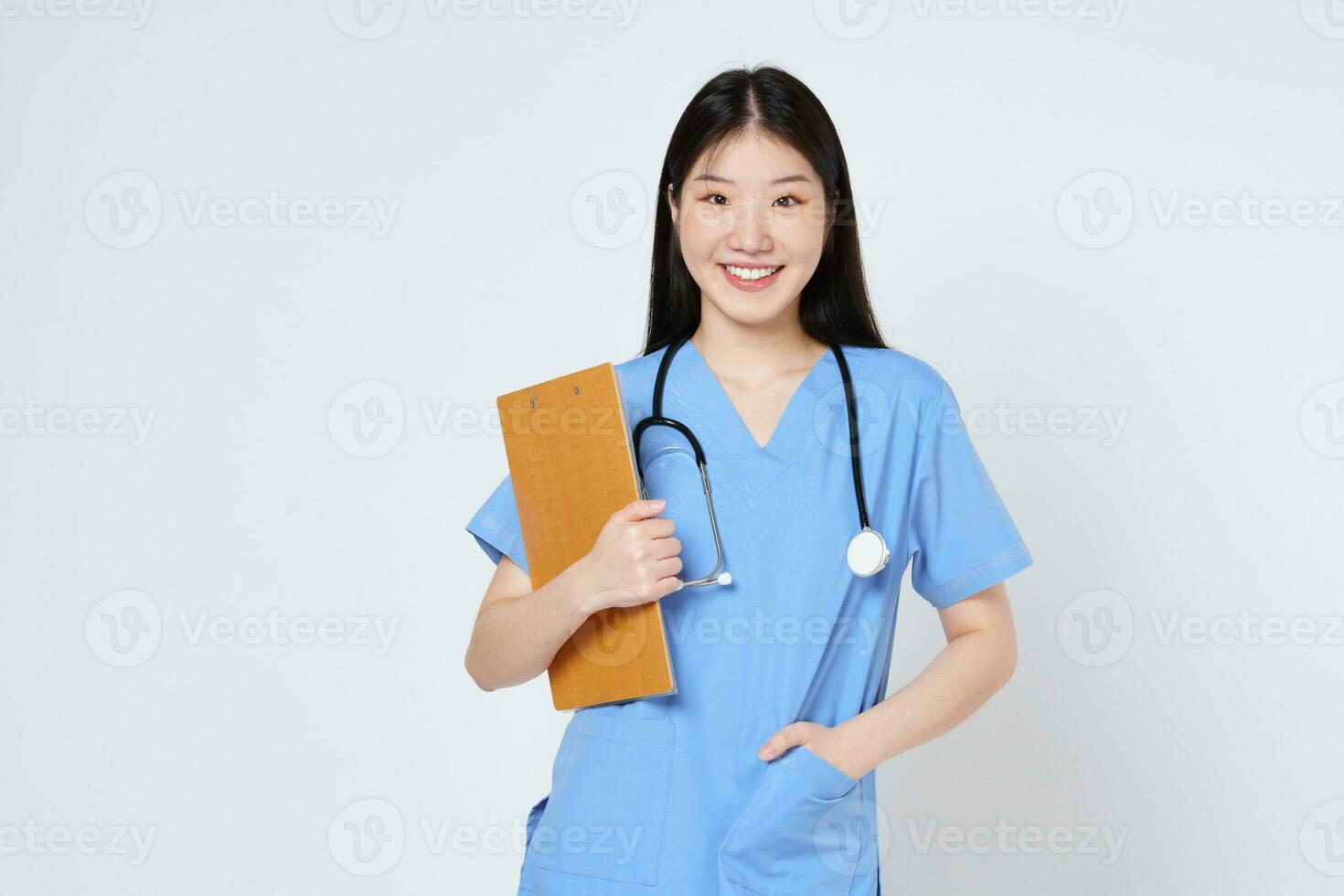 sorridente mulher médico segurando prancheta e estetoscópio isolado em branco fundo. foto