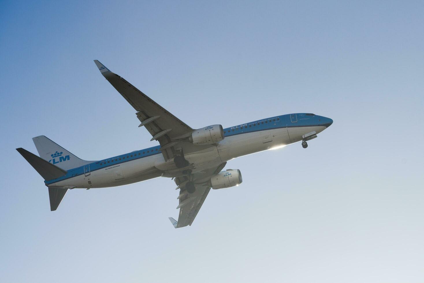 holandês companhia klm com aeronave boeing 737-8k2 Aproximando para terra às Lisboa internacional aeroporto contra azul céu foto