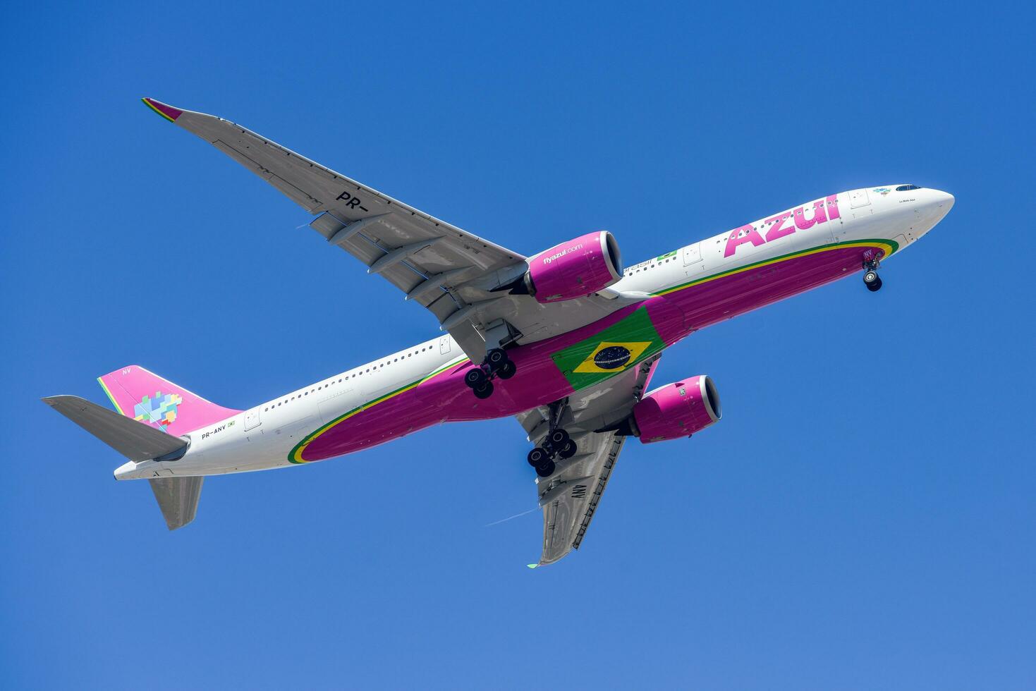 brasileiro avião azul com aeronave airbus a330-941 Aproximando para terra às Lisboa internacional aeroporto contra azul céu foto