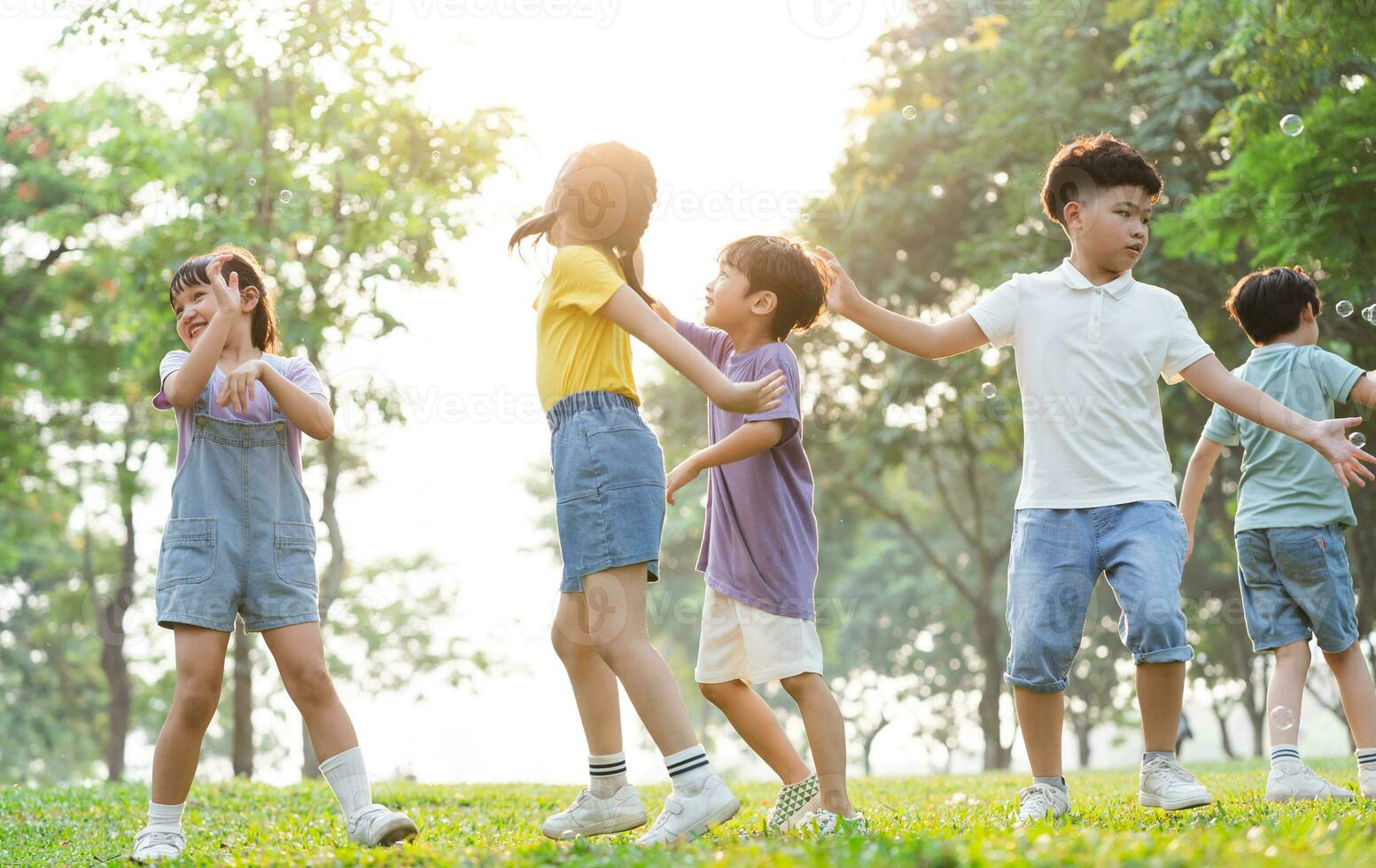 grupo imagem do fofa ásia crianças jogando dentro a parque foto