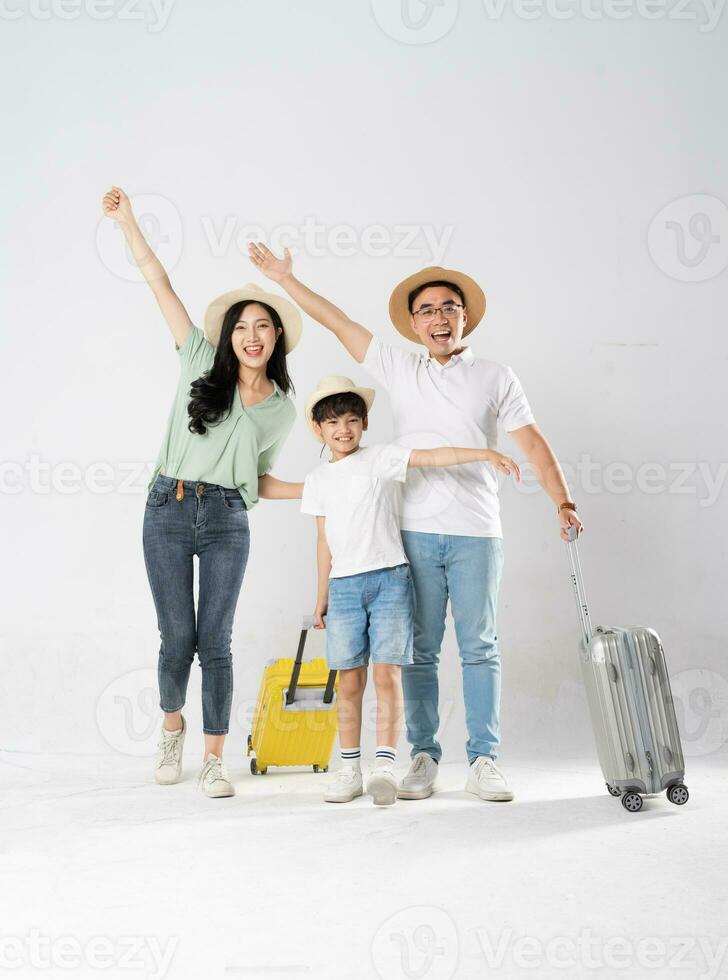 uma família posando em uma branco fundo foto