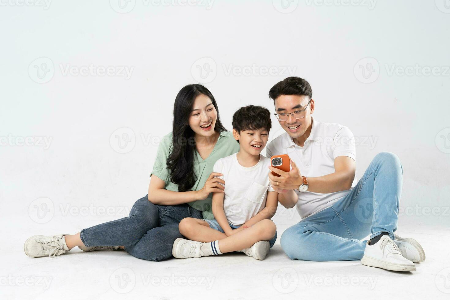 uma família posando em uma branco fundo foto