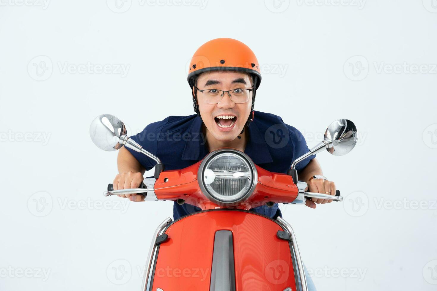 uma homem vestindo uma capacete e dirigindo uma motocicleta foto