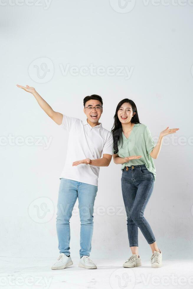 uma casal posando em uma branco fundo foto