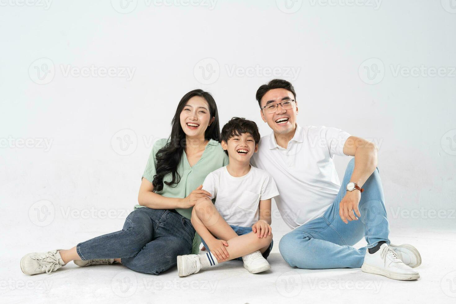 uma família posando em uma branco fundo foto