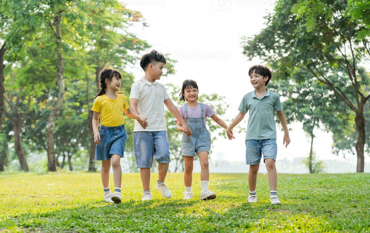 grupo imagem do ásia crianças tendo Diversão dentro a parque foto