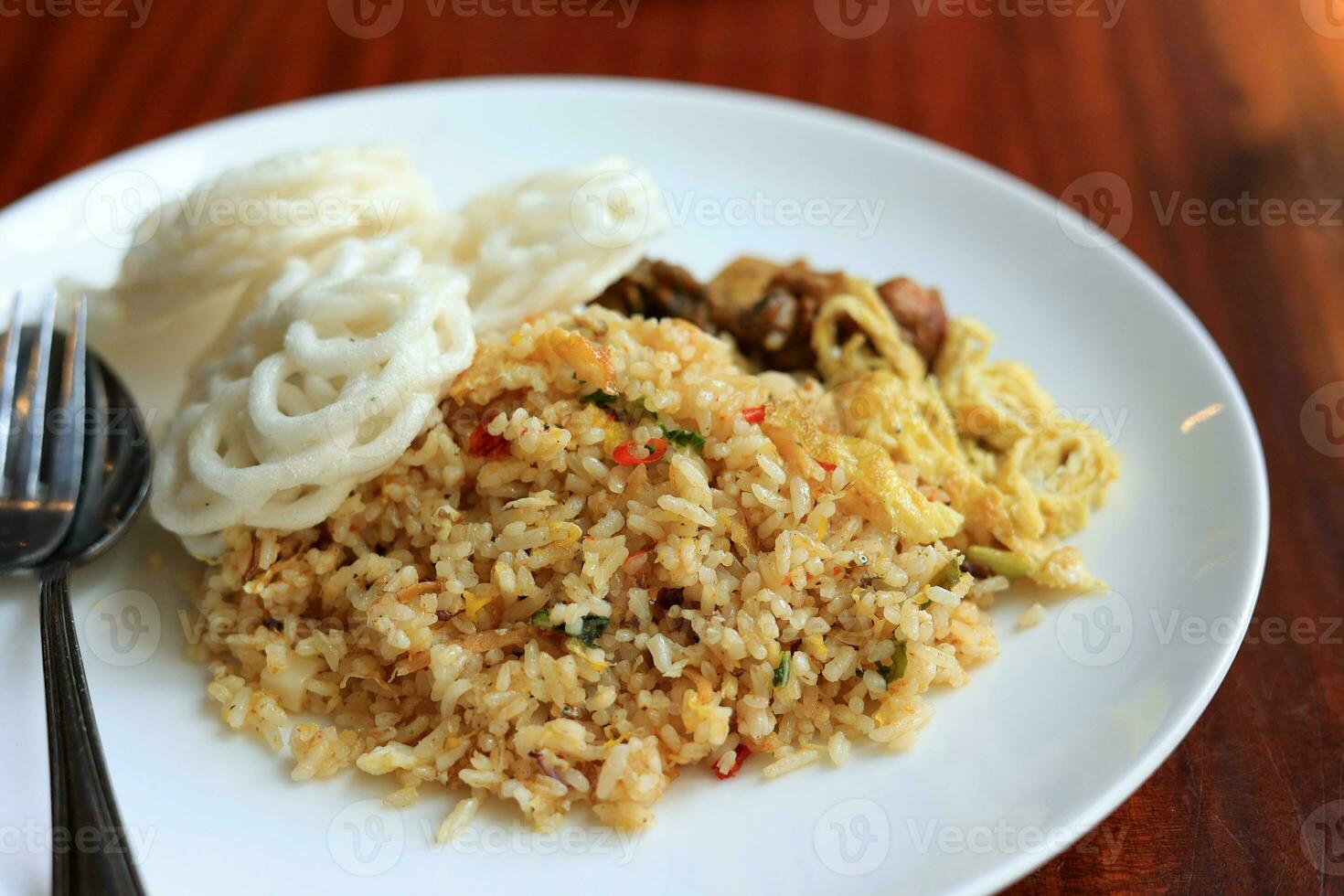 nasi Goreng apimentado, frito arroz com Kerupuk camarão biscoitos foto