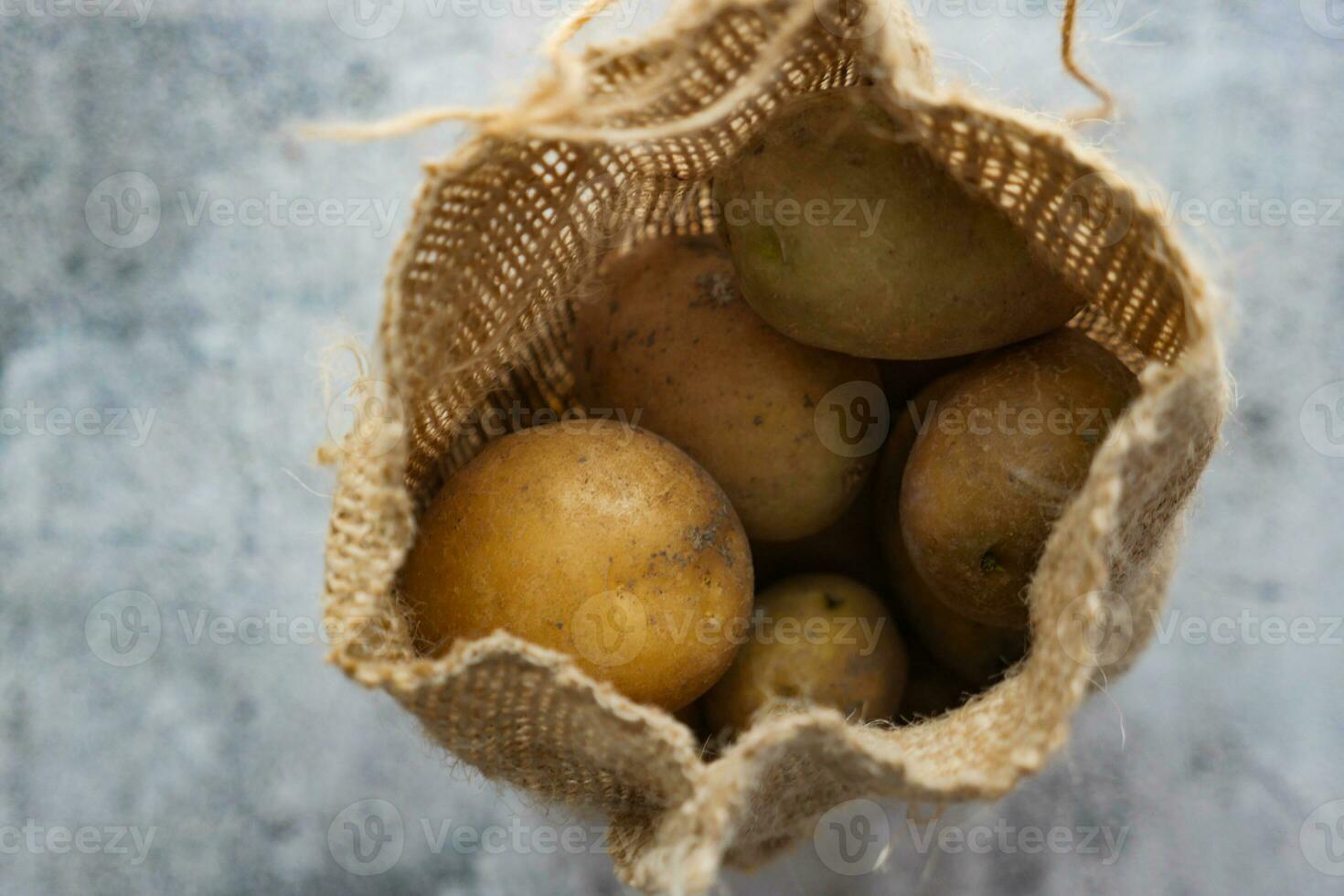 saco com batatas em briga fundo foto