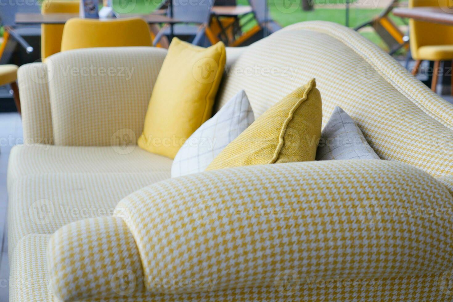 moderno cinzento sofá com almofadas dentro vivo quarto às casa foto