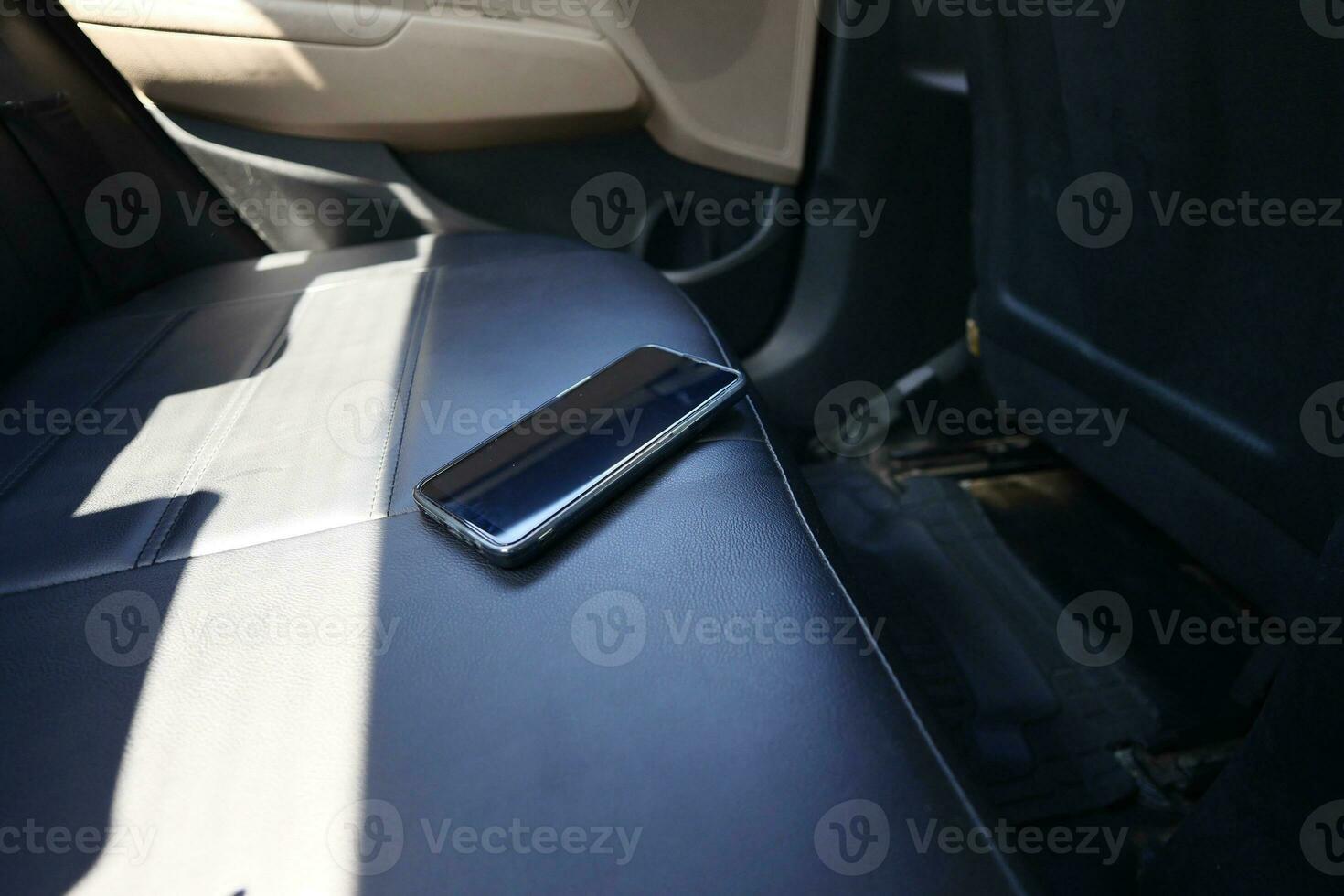 esqueça o smartphone no carro sentado, perdeu o telefone inteligente foto