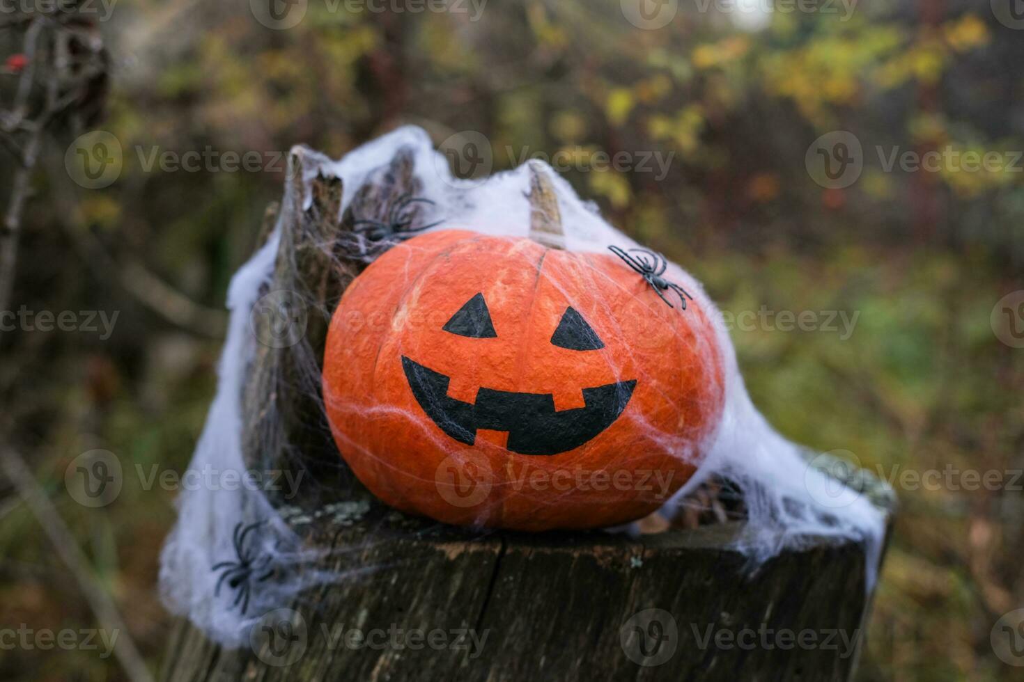 Cinco Jack De Halloween Ou Lanternas Com Olhos E Rostos Assustadores Do Mal  Foto de Stock - Imagem de fantasma, horror: 196394662