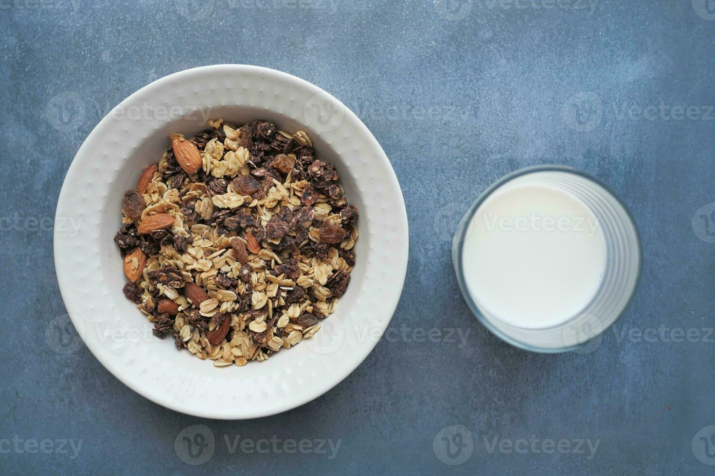 topo Visão do granola musli dentro uma tigela e vidro do leite em mesa foto