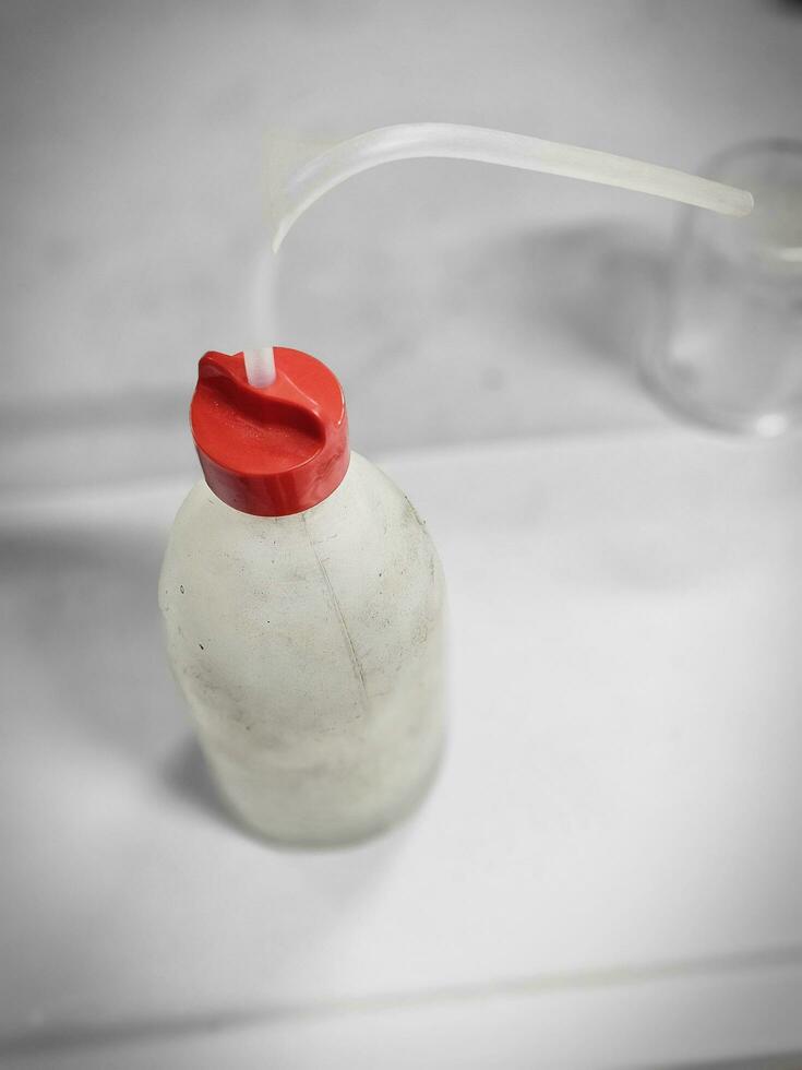 plástico recipiente com apertando bico; esquichar para químico laboratório análise do uma metalurgia companhia foto