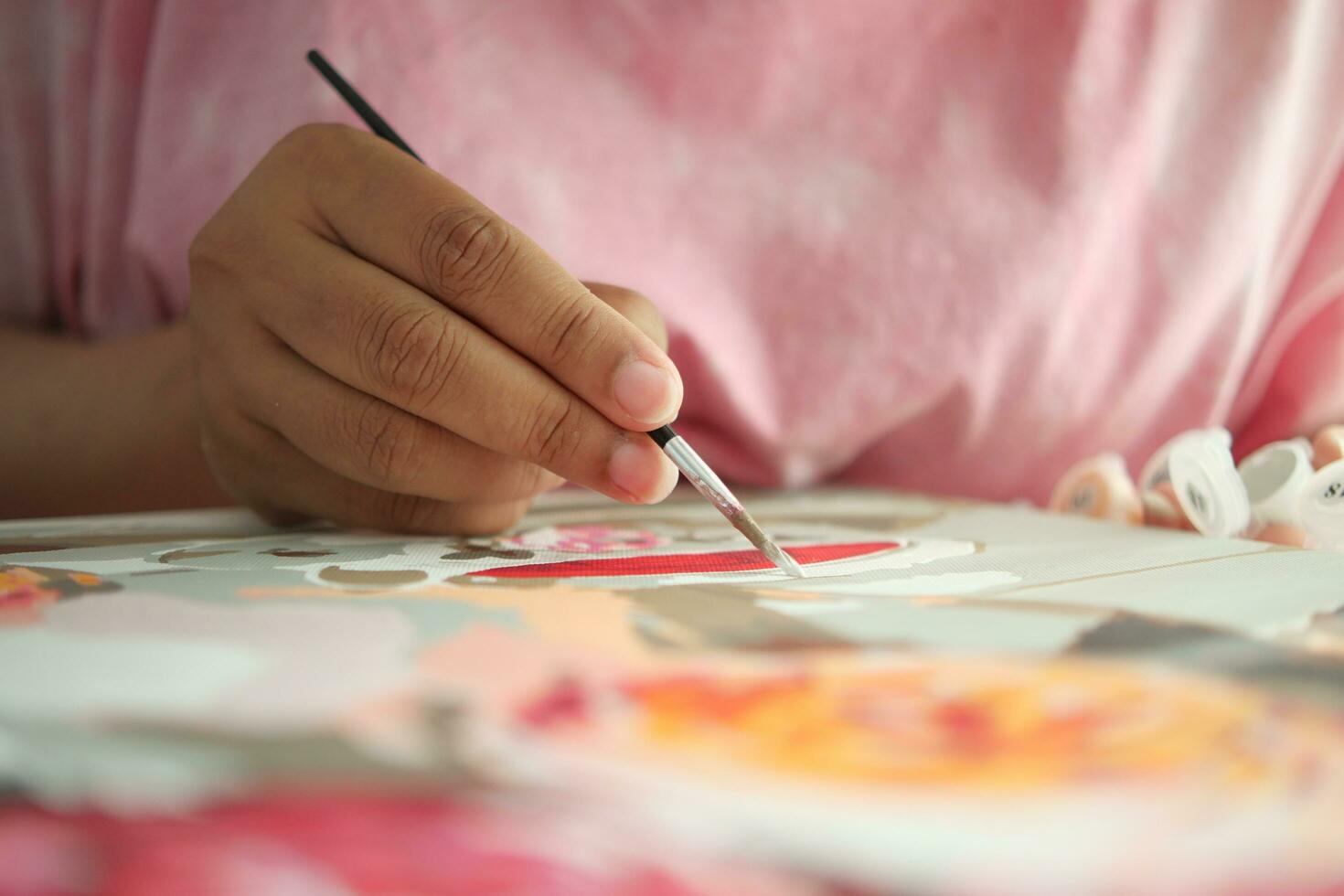 mulheres mão segurando escova com pintura foto