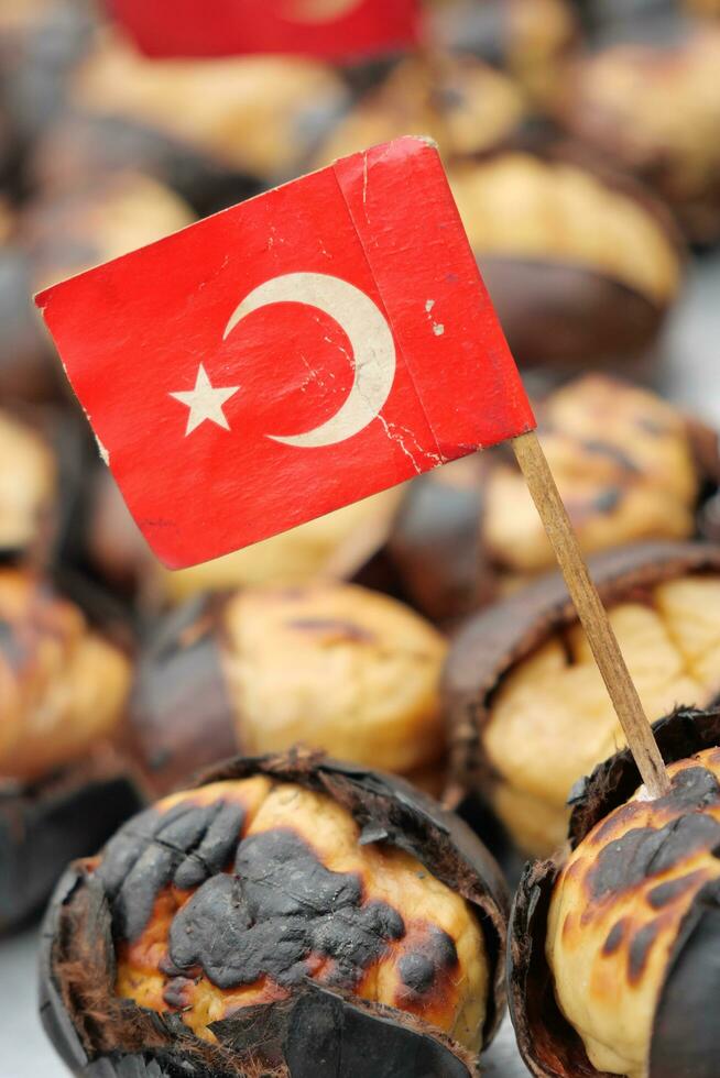 tradicional Istambul rua Comida grelhado castanhas dentro uma linha foto