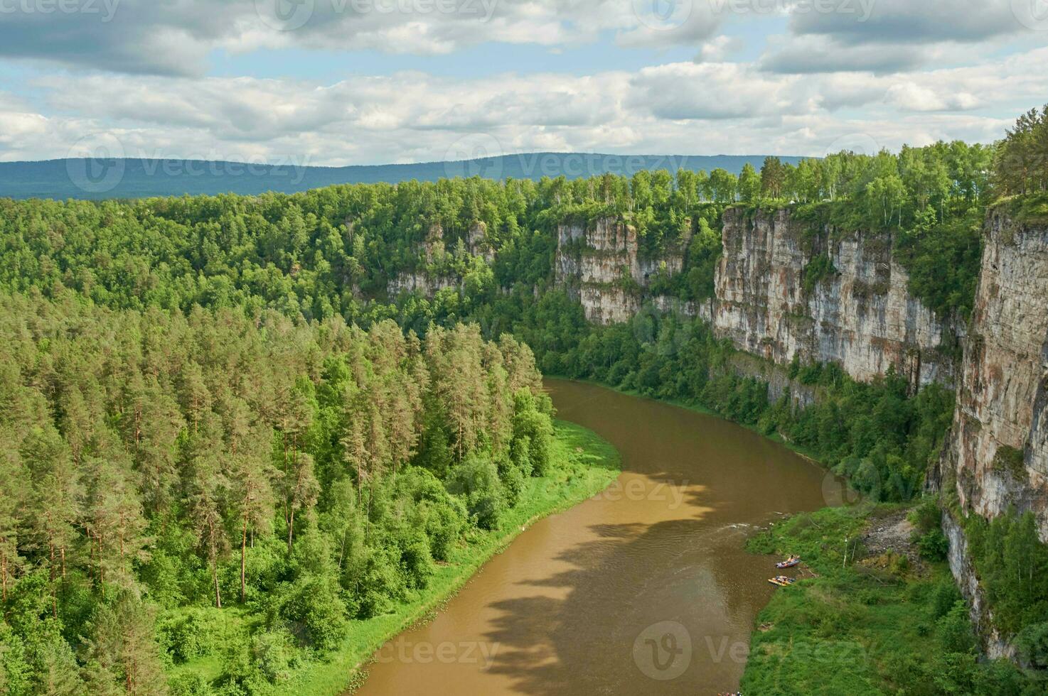 montanhas e rio Visão a partir de acima. prites rio ai. satka cidade, Chelyabinsk região foto