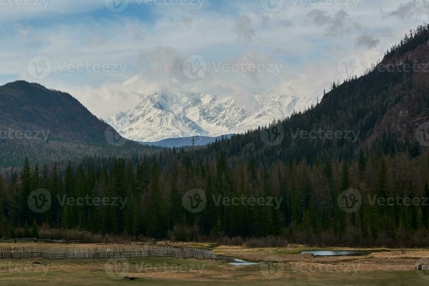 coberto de neve montanhas dentro altai. kurkurek traduz Como toque, chocalho. foto